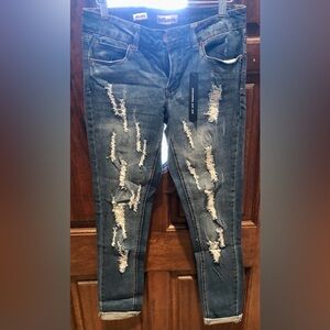 Dollhouse women’s distressed jeans in size 7 new with tags